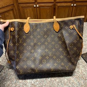 Louis Vuitton MM WITH WRISTLET & original receipt